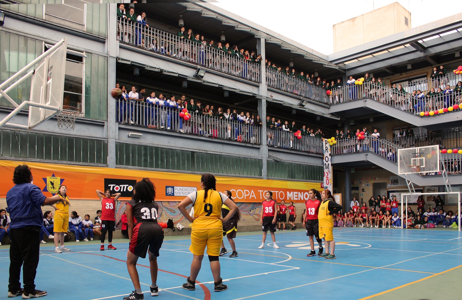 Partido de baloncesto en la Copa Totto Menorah