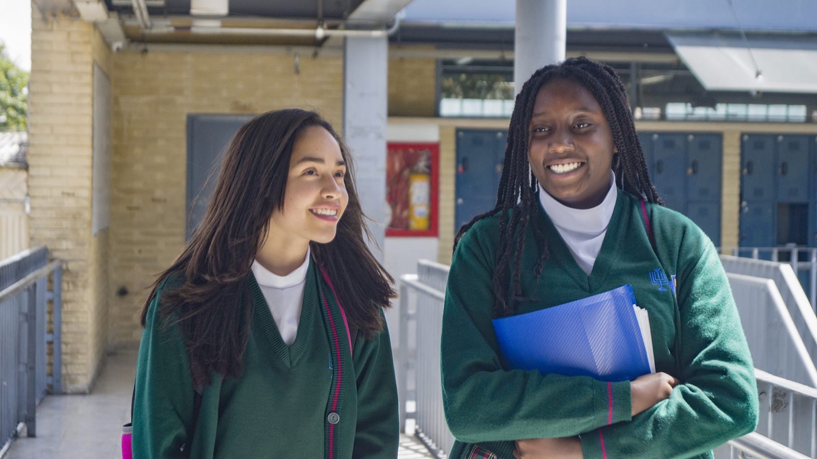 Dos estudiantes de grado once en el corredor del colegio