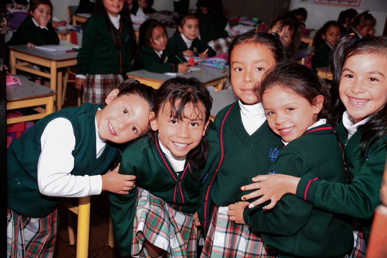 Niñas del Colegio Técnico Menorah sonriendo en su salón